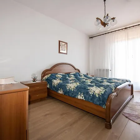 Elvis Apartment