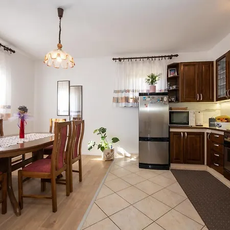 Elvis Apartment