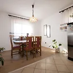 شقة Elvis
